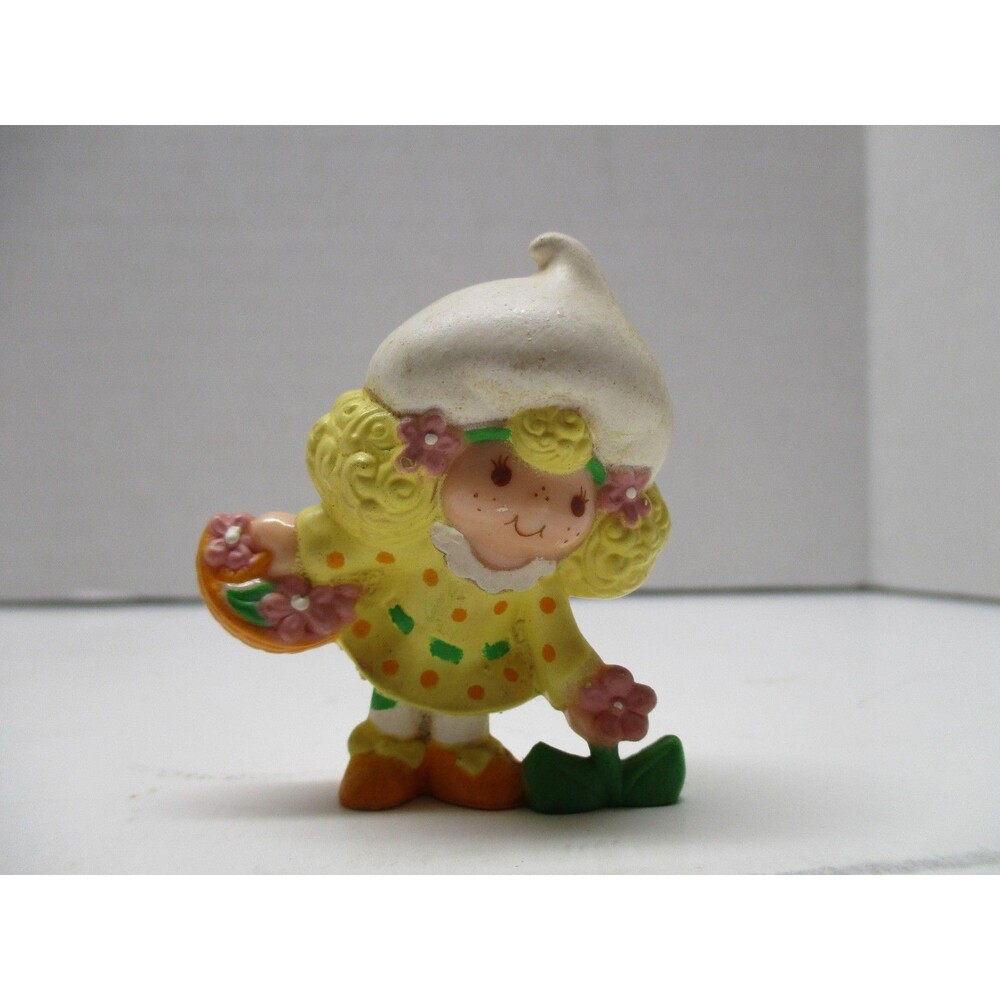 Vintage 1981 Strawberry Shortcake figurine - Lemon Meringue picking flowers